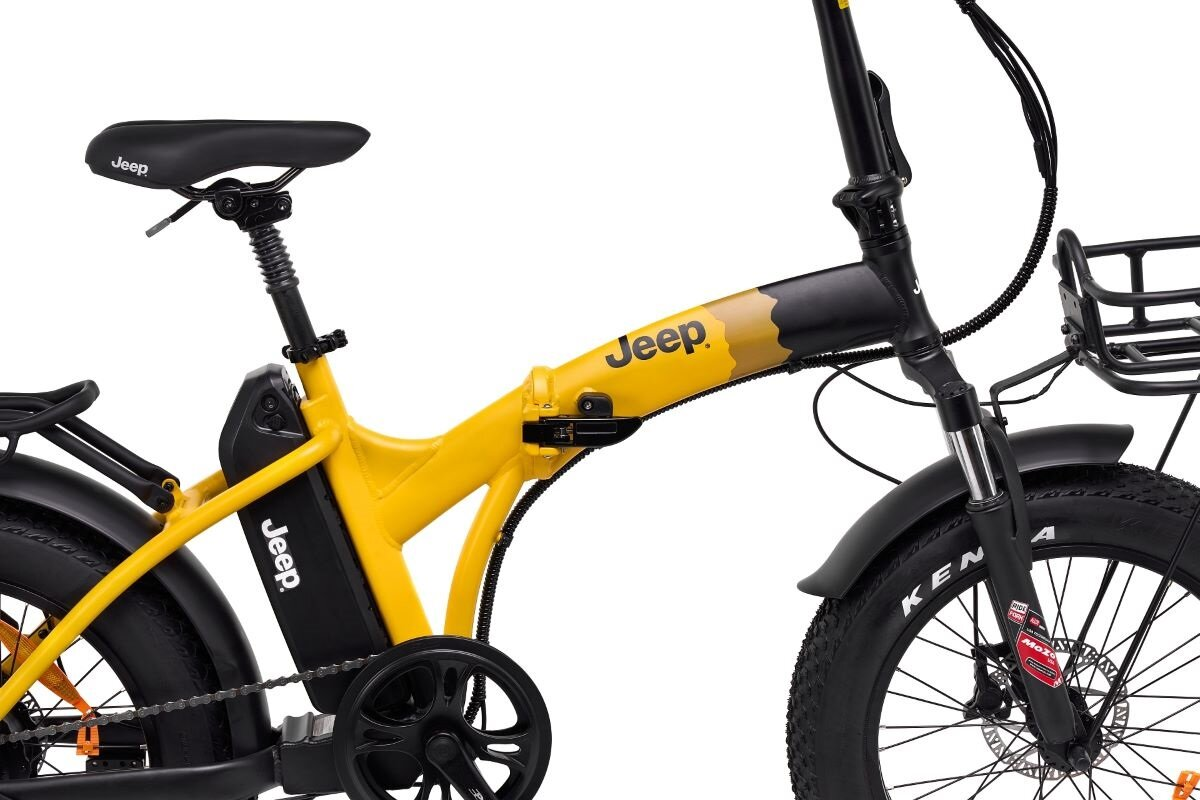 Żółto-czarny rower elektryczny z koszykiem. Słowo „Jeep” znajduje się na ramie.