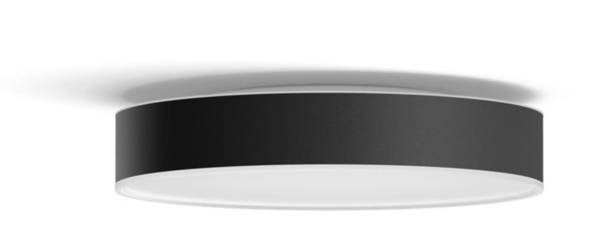 Czarna lampa sufitowa na białym tle z cieniem.