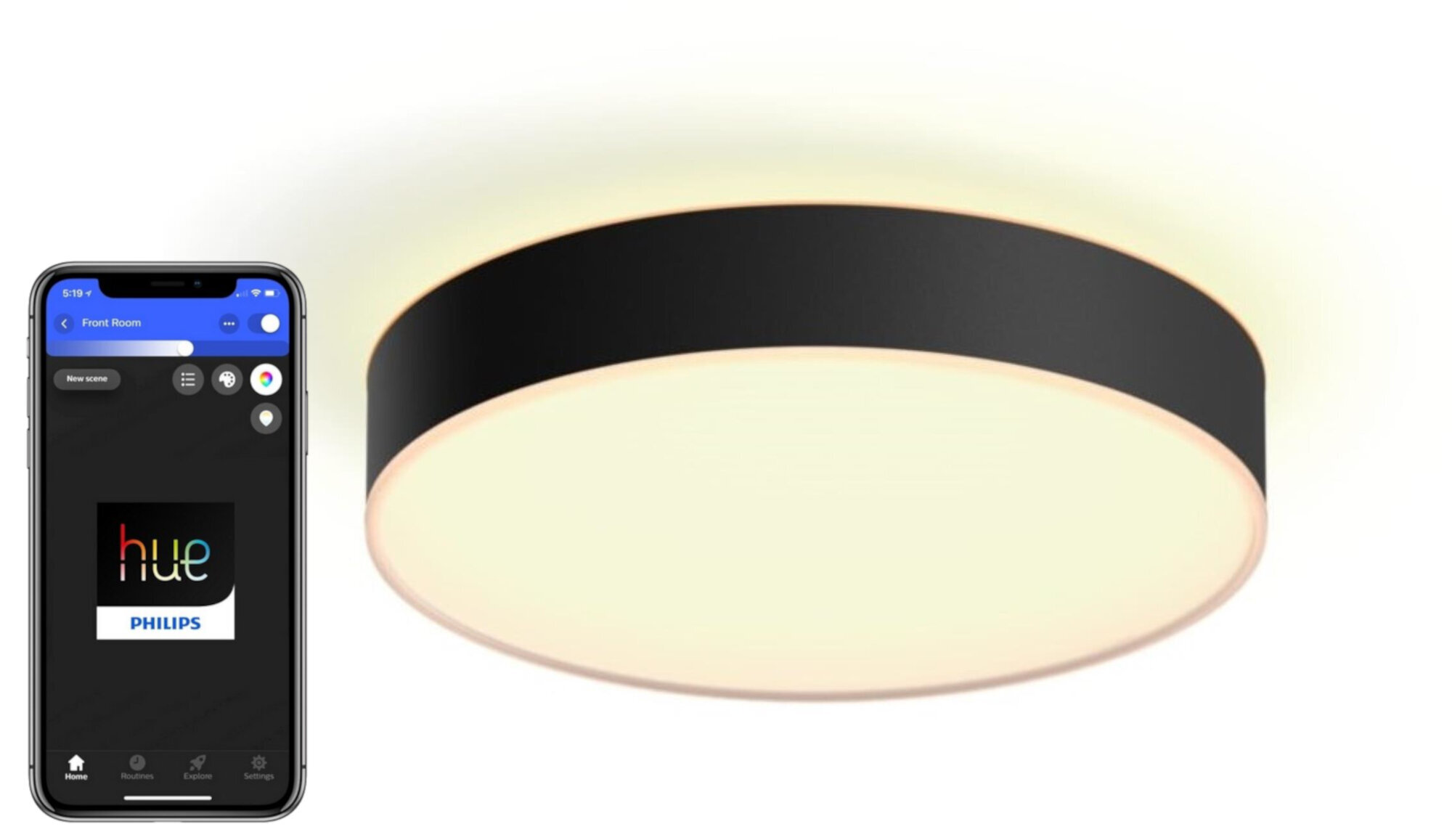 Czarna, okrągła lampa sufitowa z telefonem pokazującym aplikację. Aplikacja kontroluje kolor światła.