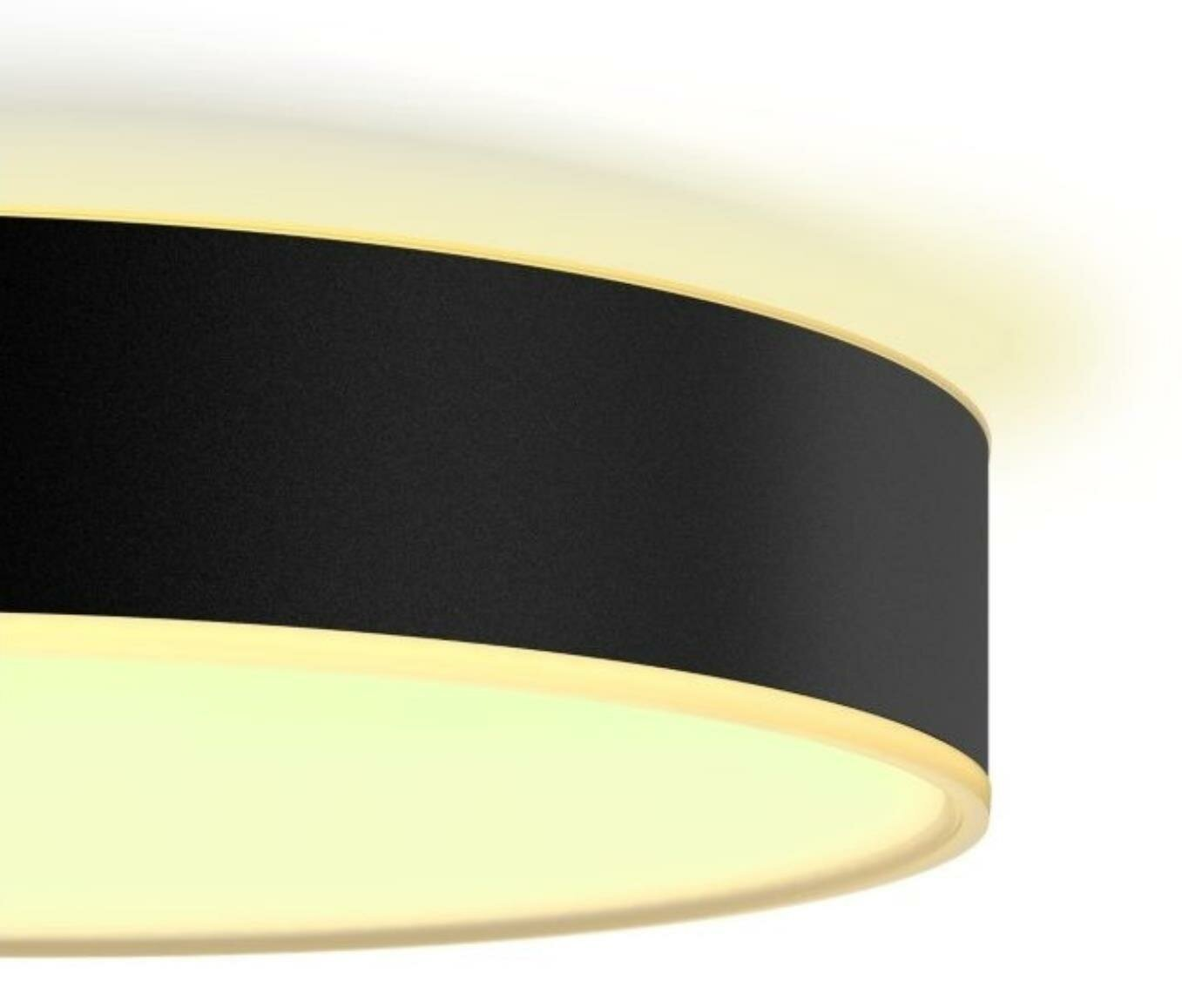 Czarna, okrągła lampa sufitowa z czarną krawędzią i jasnym światłem wewnętrznym.