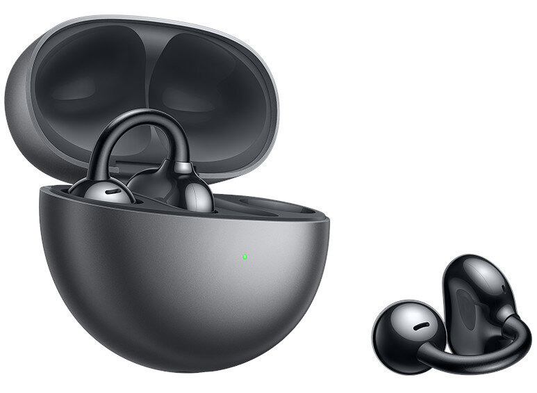 Czarne bezprzewodowe słuchawki, z etui ładującym i jednym odłączonym pączkiem.