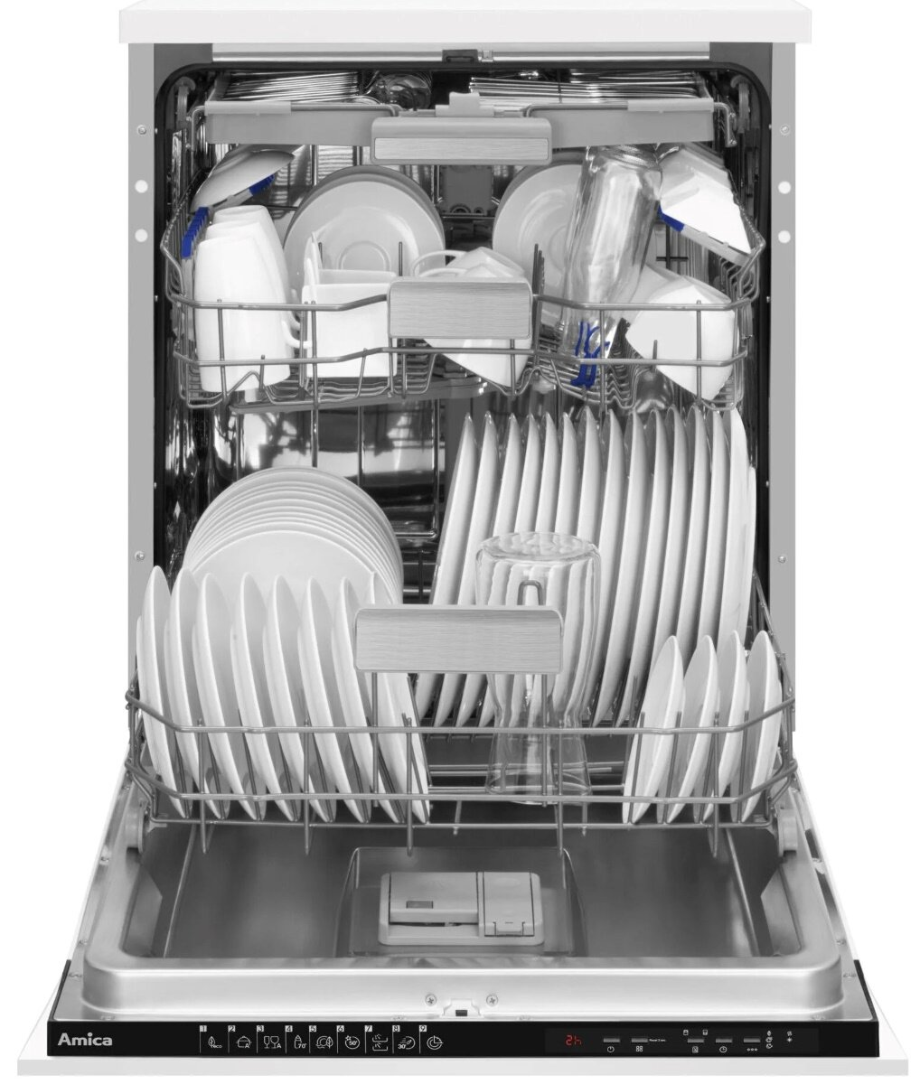 Otwarta zmywarka z białymi naczyniami. Widoczne talerze, kubki i sztućce.