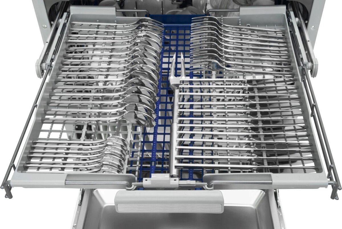 Regały zmywarki wypełnione sztućcami. Regały są niebieskie, maszyna srebrna.