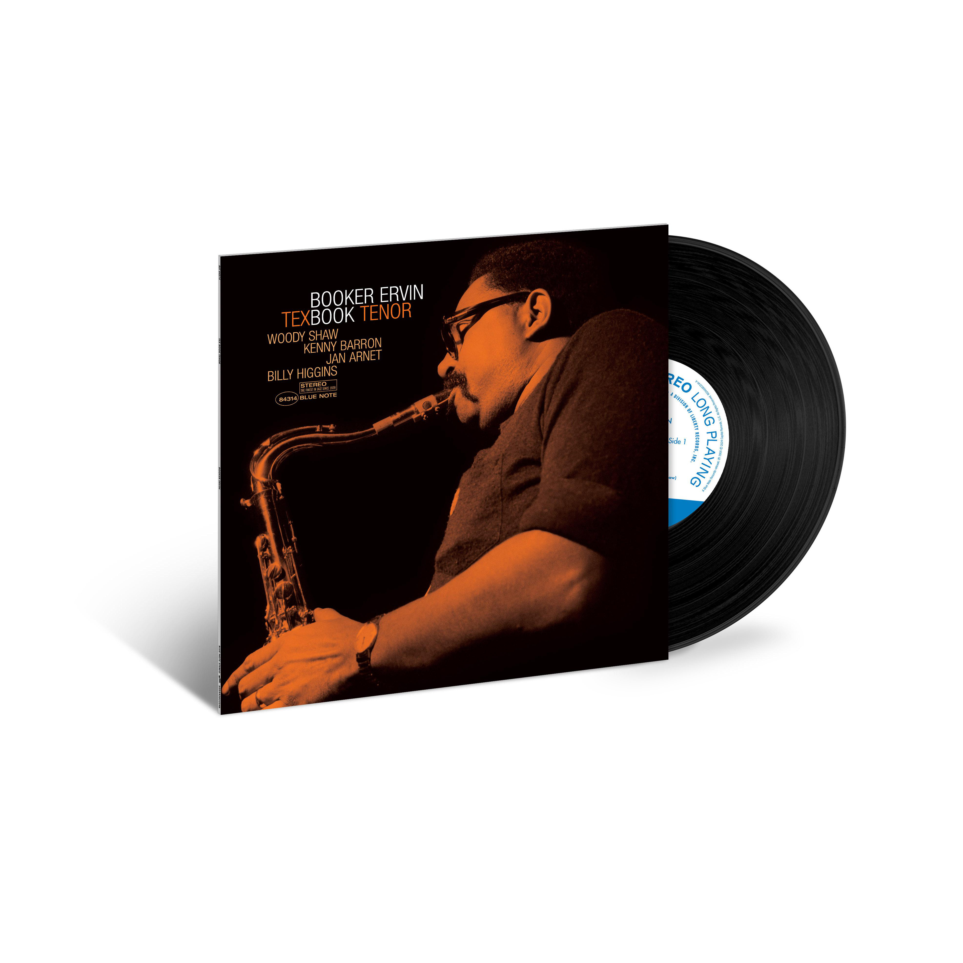 Booker Ervin Albumcover und eine schwarze Schallplatte. Das Cover zeigt einen Mann, der Saxophon spielt.