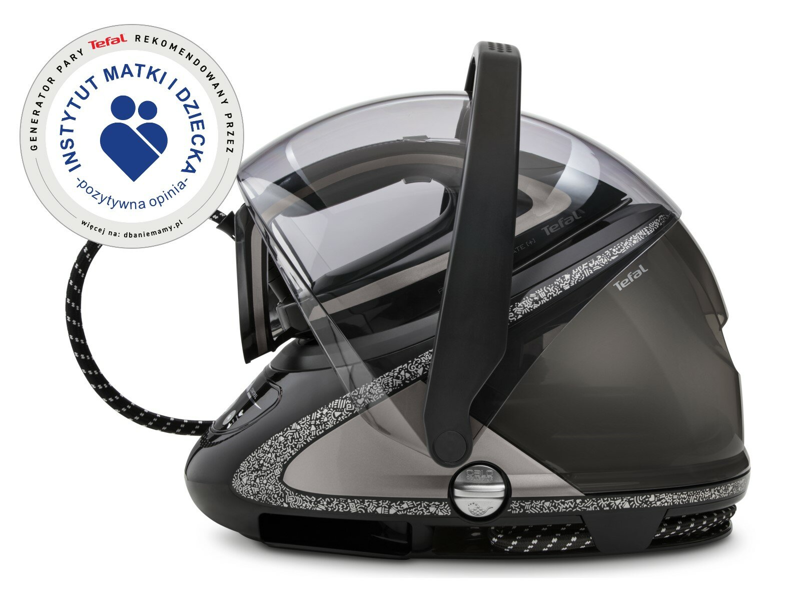 Szare i czarne żelazko parowe. Posiada przezroczysty zbiornik na wodę i uchwyt.