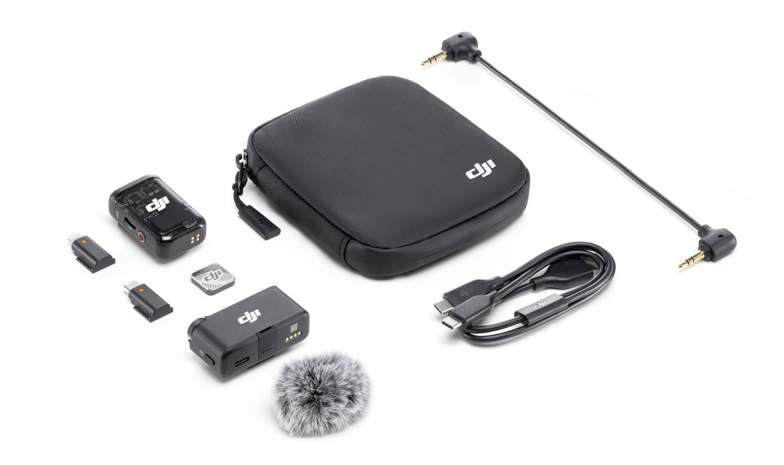 Zestaw audio DJI: mikrofon, odbiornik, nadajnik, etui, kable. Wszystkie elementy są czarno-białe.