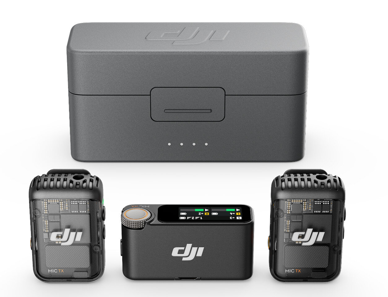 Zestaw DJI Mic TX: etui ładujące, dwa mikrofony i odbiornik. Wszystkie szare, z logo DJI. Odbiornik ma ekran.