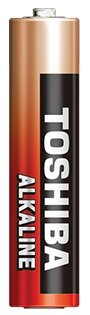 Bateria alkaliczna Toshiba. Jest cylindryczna, z miedzianą górą i czarną etykietą.