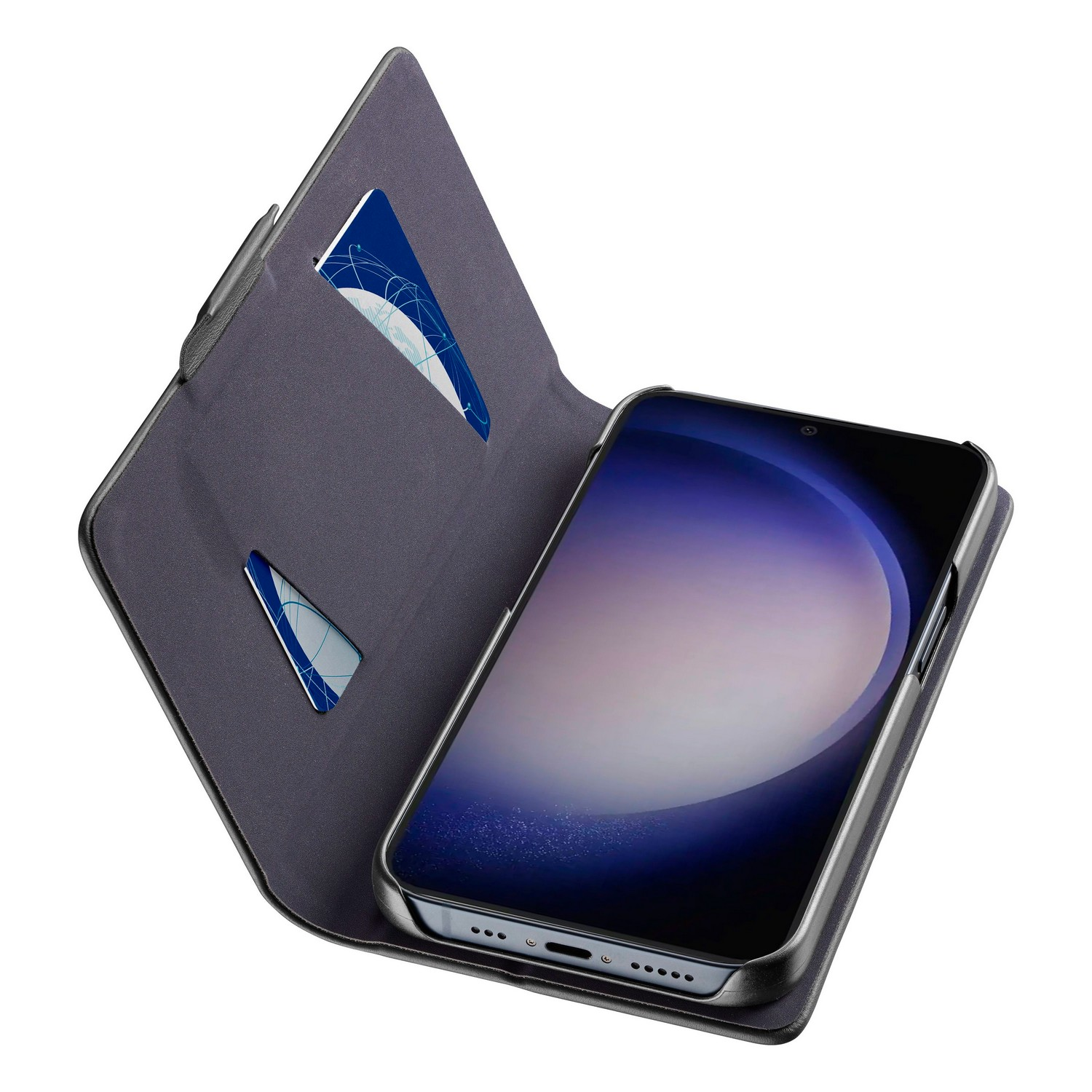 Smartphone dans un étui folio gris foncé fermé avec des fentes pour cartes de crédit ouvertes.