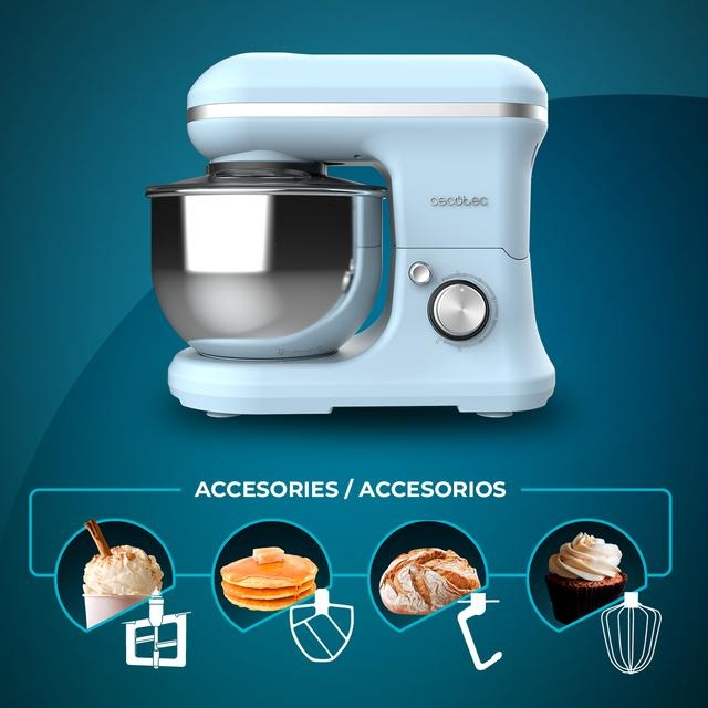 Batidora de pie azul claro con accesorios para diversas tareas de horneado. Accesorios mostrados.