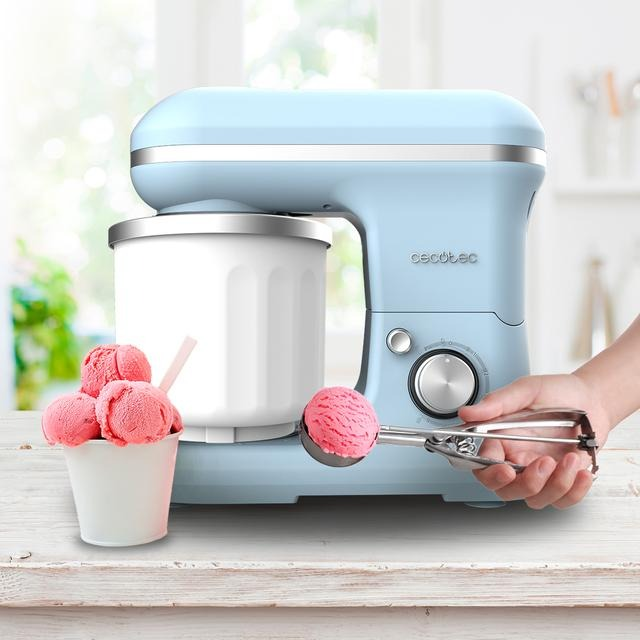 Helado azul claro con cucharas y bolas de helado rosa.