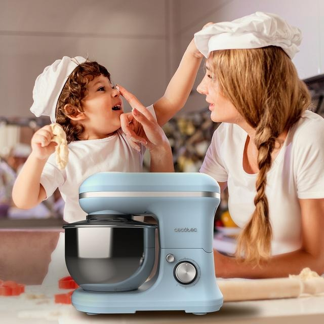 Una madre y un niño horneando juntos, con una batidora azul en primer plano.