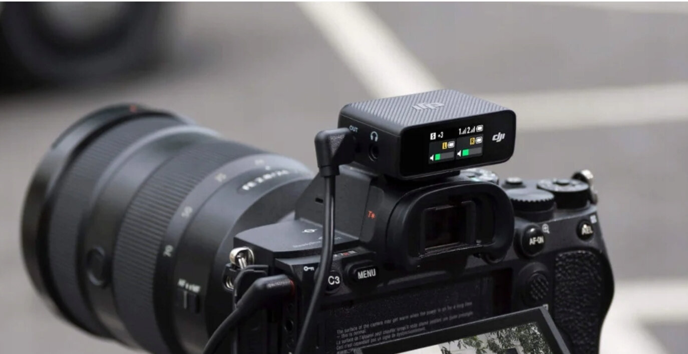 Ustawienia kamery z czarnym mikrofonem na górze. Ostrość na kamerze, rozmyte tło.