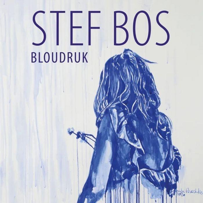 Blauw getint kunstwerk met een vrouw van achteren, bloem vasthoudend, tekst 'STEF BOS' en 'BLOUDRUK'.