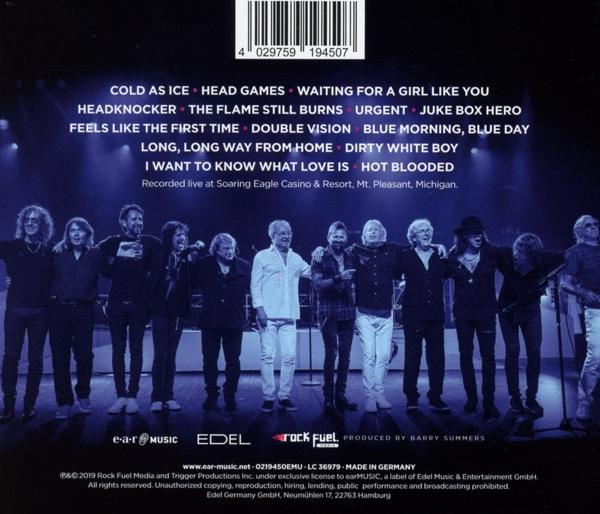 Band von Musikern auf der Bühne, Titelliste des Albums auf blauem Hintergrund.