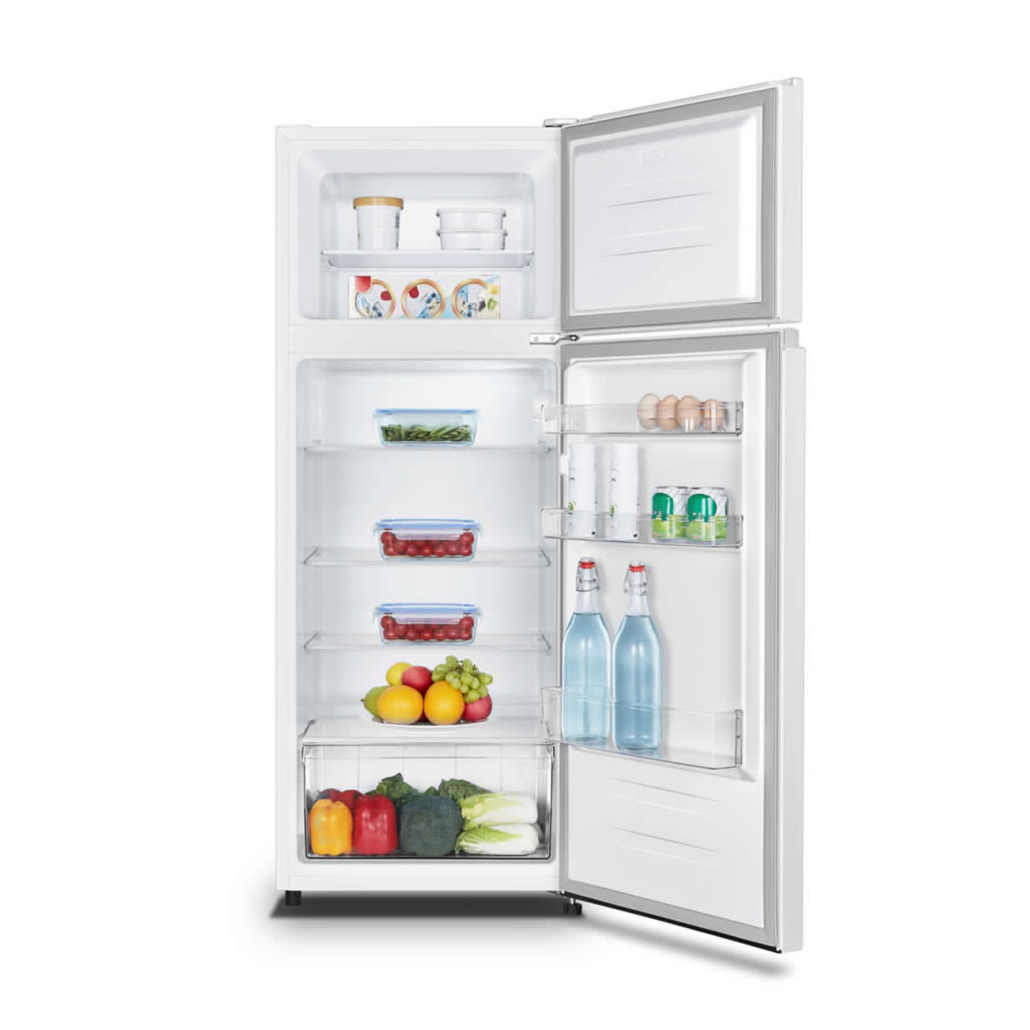 Frigorifero bianco con la porta aperta, mostra scaffali con generi alimentari, tra cui frutta e verdura.