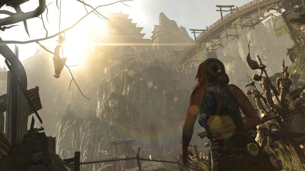 Lara Croft w górskim krajobrazie, z drewnianym mostem i zachodzącym słońcem.