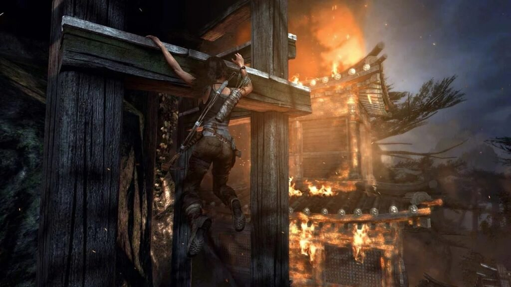 Kobieta wspinająca się na drewnianą konstrukcję w płonącym otoczeniu.