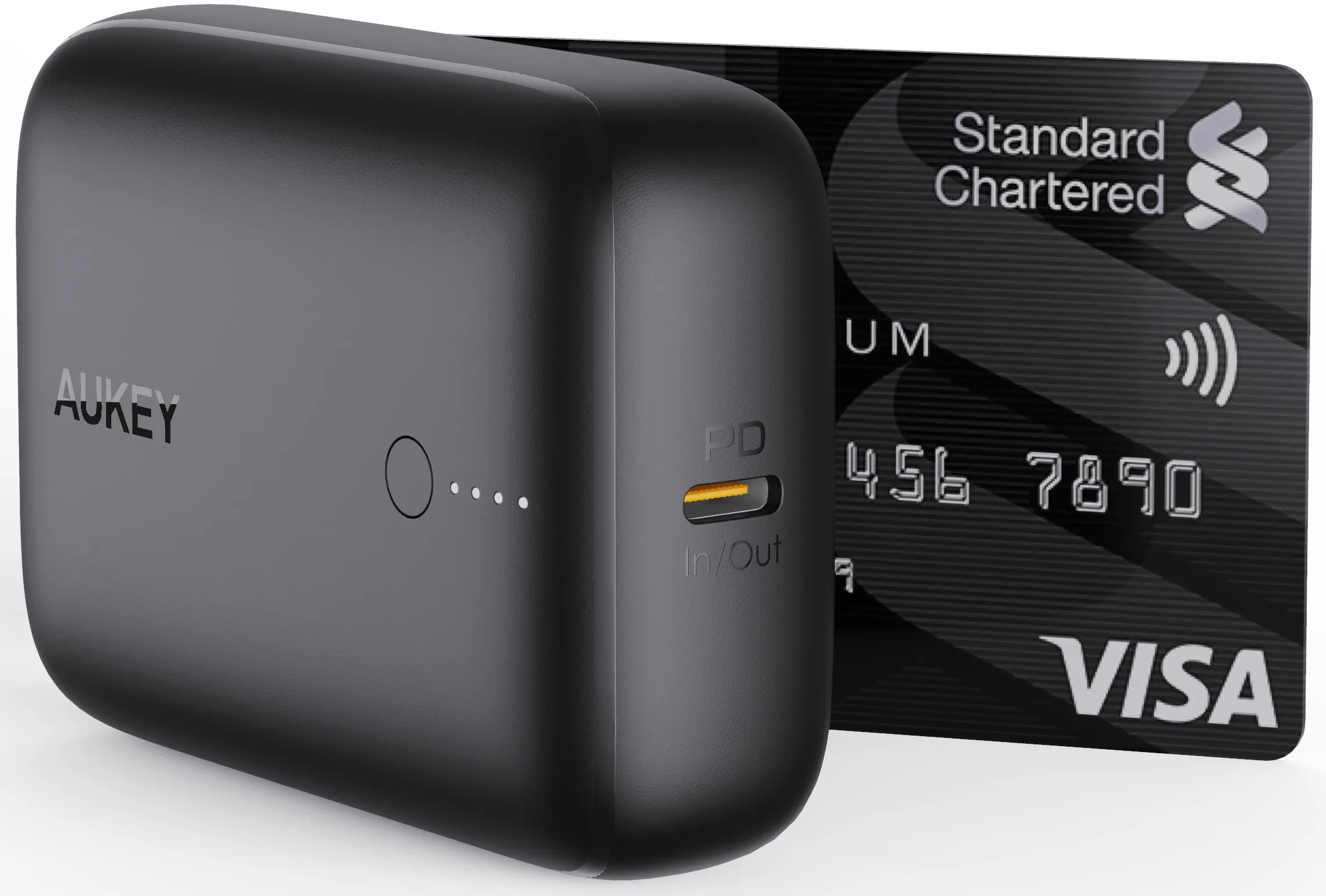 Une batterie externe noire avec une carte de crédit. La batterie externe dispose d'un port de chargement.