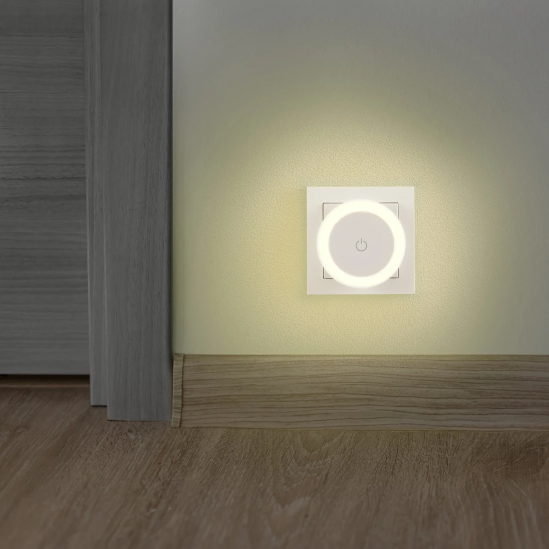 Luce notturna bianca a parete. Una sorgente luminosa circolare con un pulsante di accensione.
