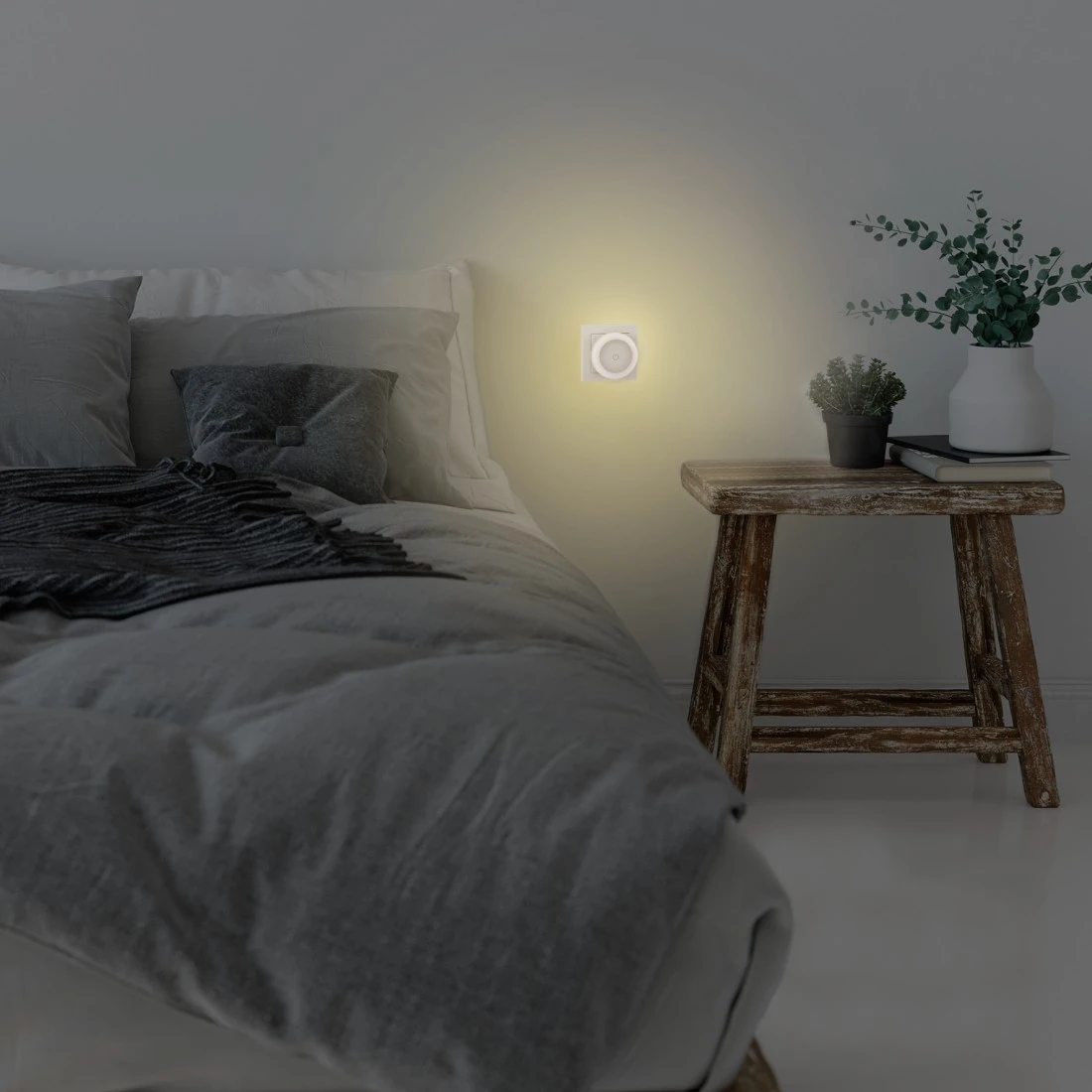 Scena di camera da letto di notte. Letto con lenzuola grigie, comodino con lampada e parete con lampada.