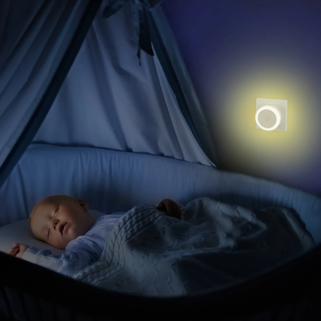 Un bambino che dorme in una culla con una luce notturna sul muro. Illuminazione soffusa.