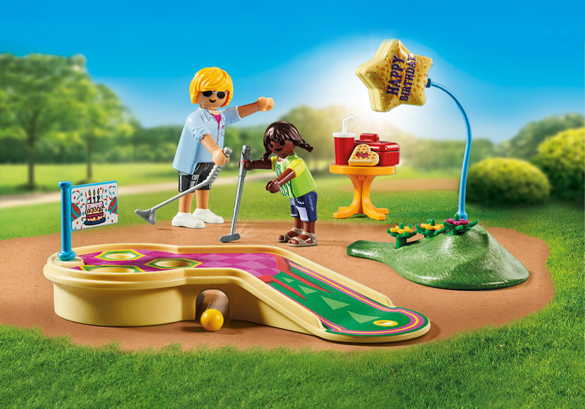 Playmobil-Golfszene mit zwei Figuren, Golfplatz und Geburtstagsdekoration.