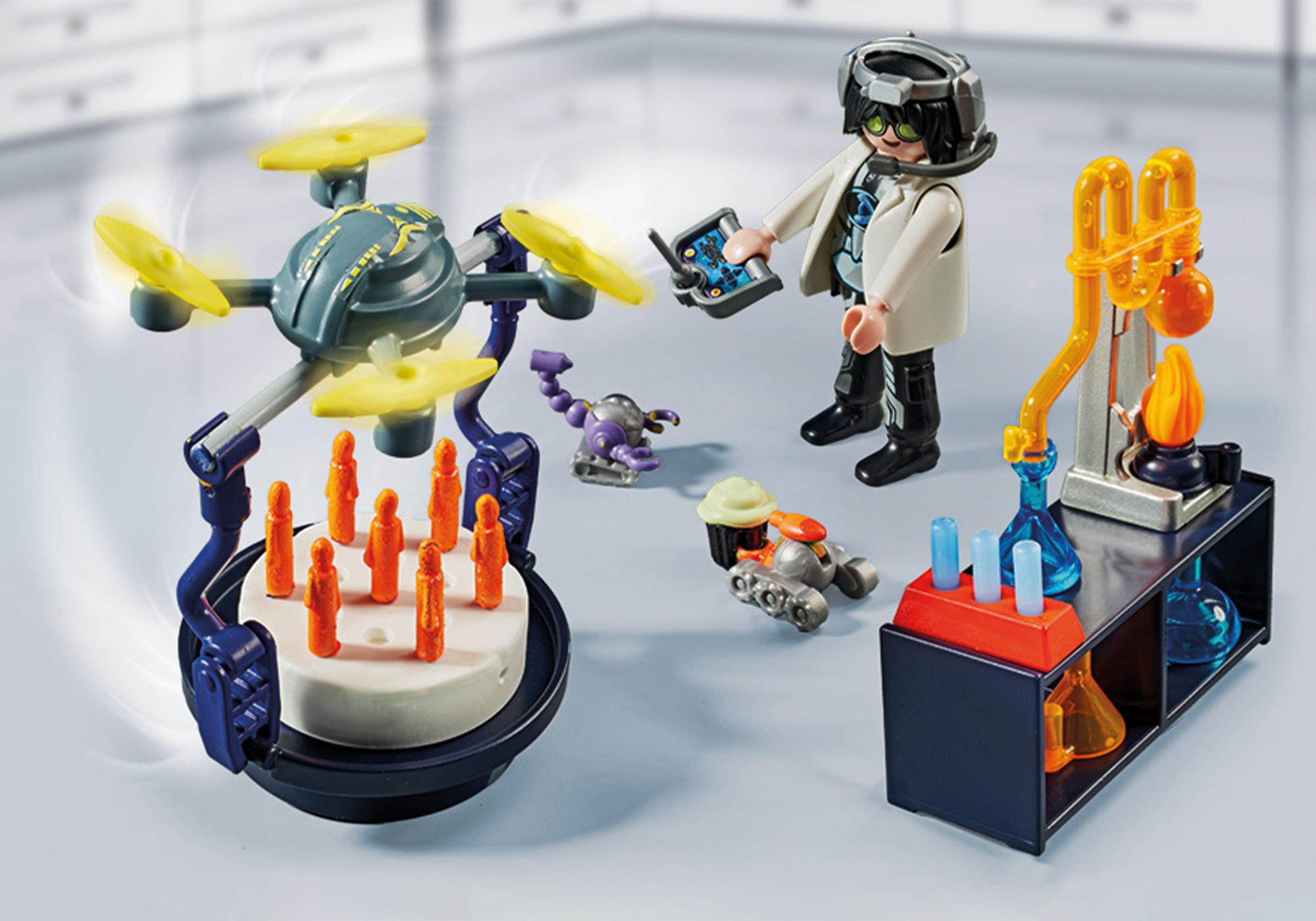 Ein Playmobil-Set zeigt einen Wissenschaftler mit Drohne und Laborausrüstung.