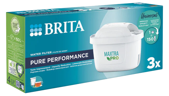 Brita vízszűrő doboz, benne a szűrővel, szöveg a dobozon, fekete háttérrel.