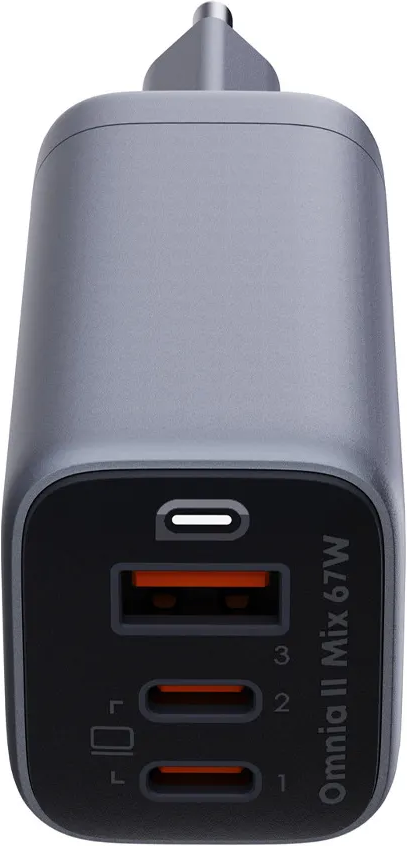 Graues Ladegerät mit drei USB-C-Anschlüssen und einem USB-Anschluss auf weißem Hintergrund. Aufschrift: Omnia II Mix 67W.
