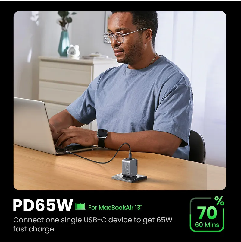 Uomo usa laptop, caricatore collegato. Testo: PD65W per MacBookAir 13", ricarica rapida.