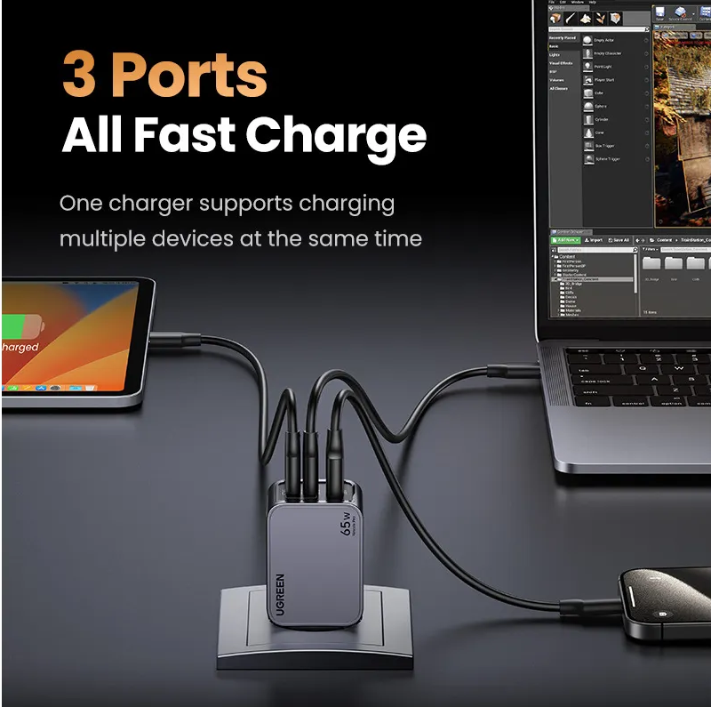 Un caricabatterie con 3 porte, che carica un tablet, un laptop e un telefono, con testo: 3 Ports, All Fast Charge.