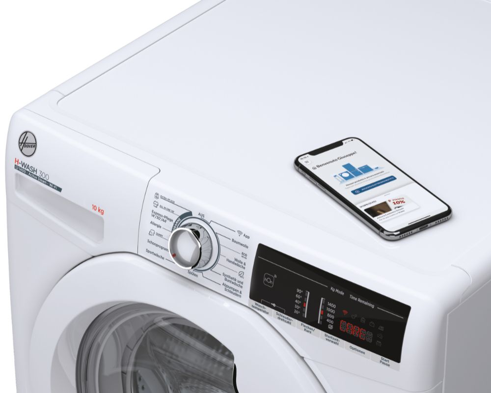 Eine weiße Waschmaschine mit einem Smartphone darauf, das eine App-Oberfläche anzeigt.