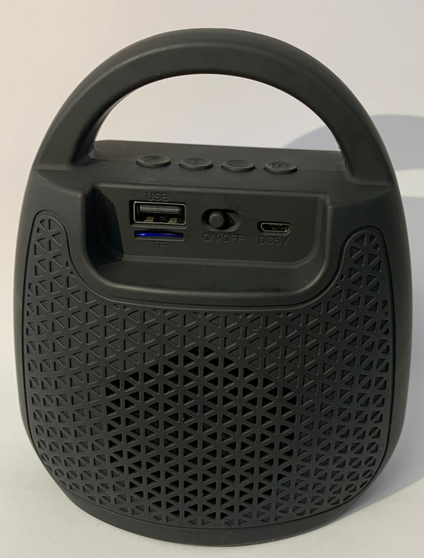 Ein schwarzer tragbarer Lautsprecher mit Griff, Knöpfen und sichtbaren USB- und Ladeanschlüssen.