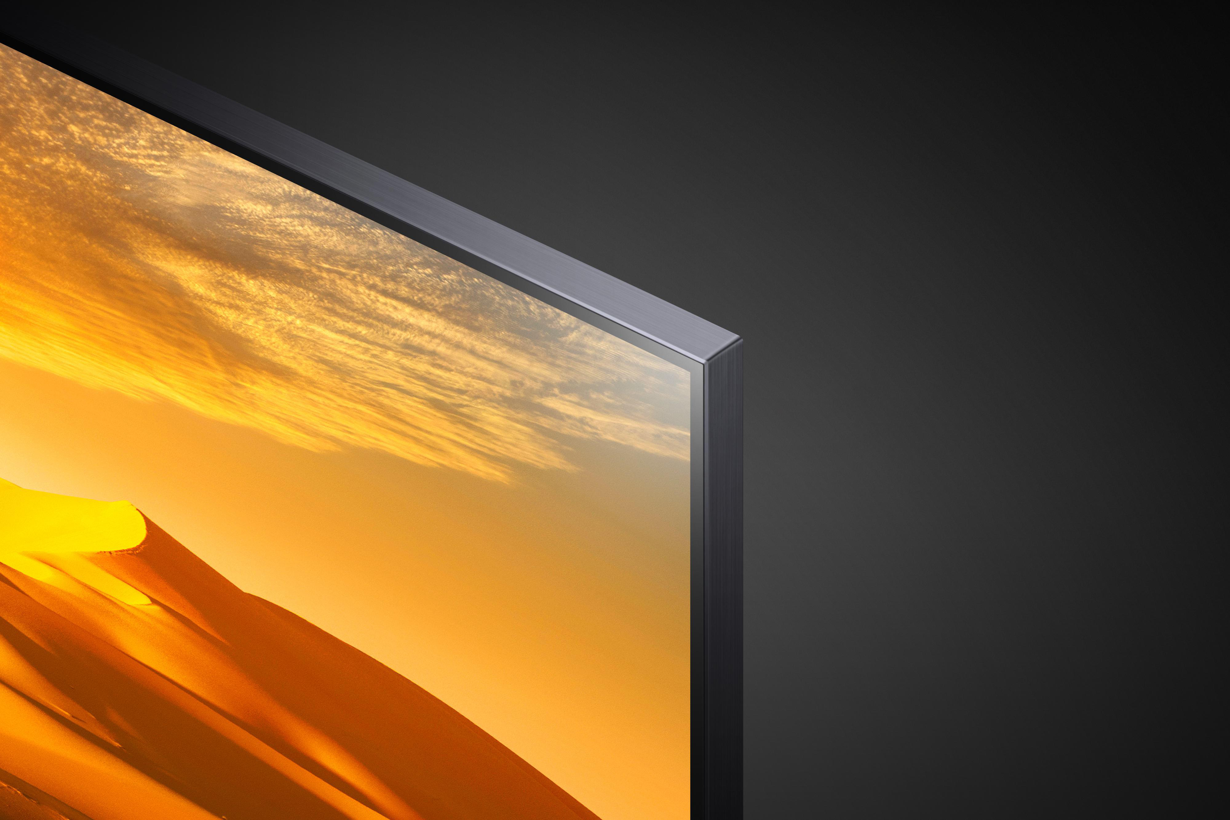 Nahaufnahme einer TV-Bildecke, die einen Sonnenuntergang über der Wüstenlandschaft zeigt.