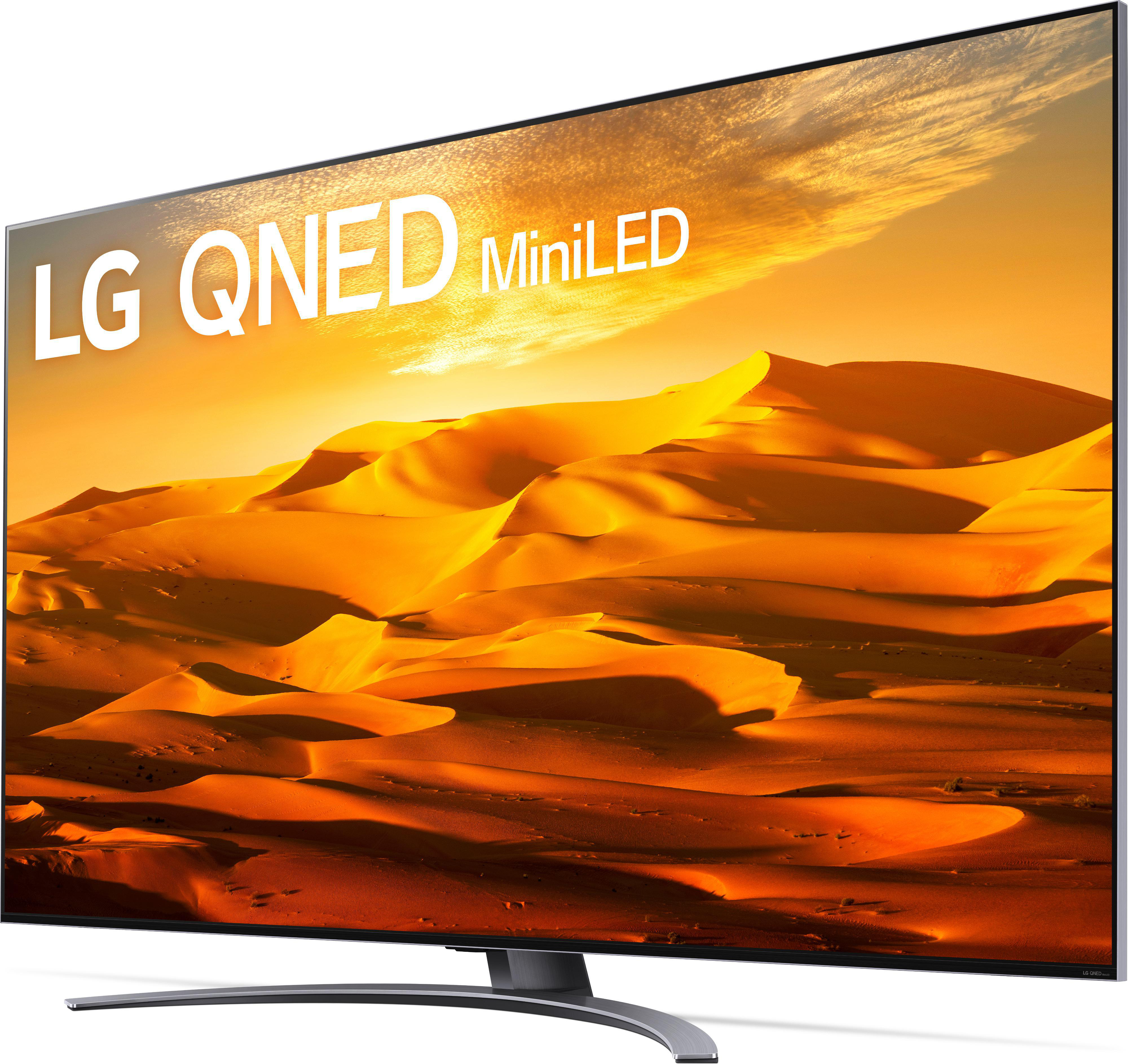 Ein LG QNED MiniLED-Fernseher mit goldenem Sonnenuntergang über Sanddünen.