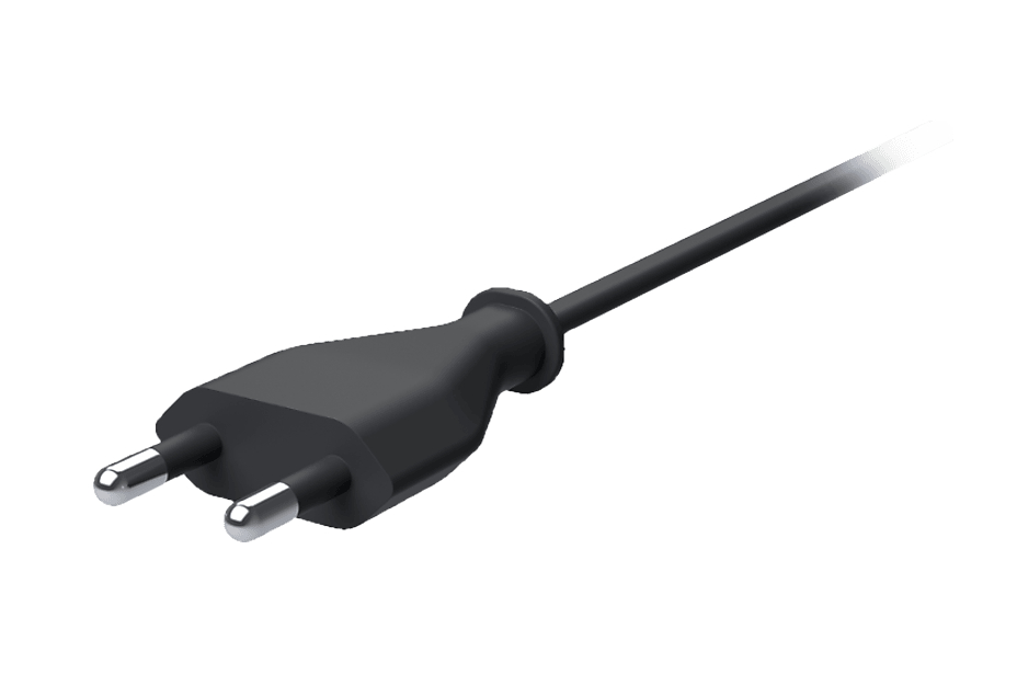 Schwarzer Netzstecker. Zwei Metallstifte. Schwarzes Kabel. Weißer Hintergrund.