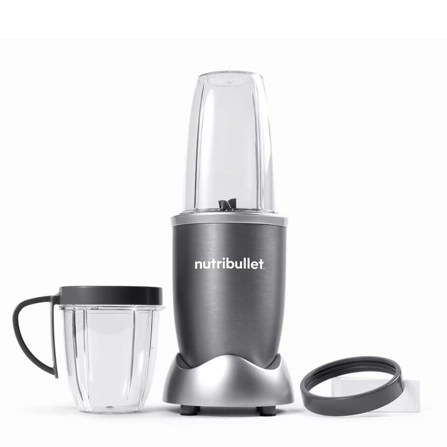 Egy ezüst és szürke Nutribullet turmixgép két tartállyal és egy sötétszürke fedéllel.