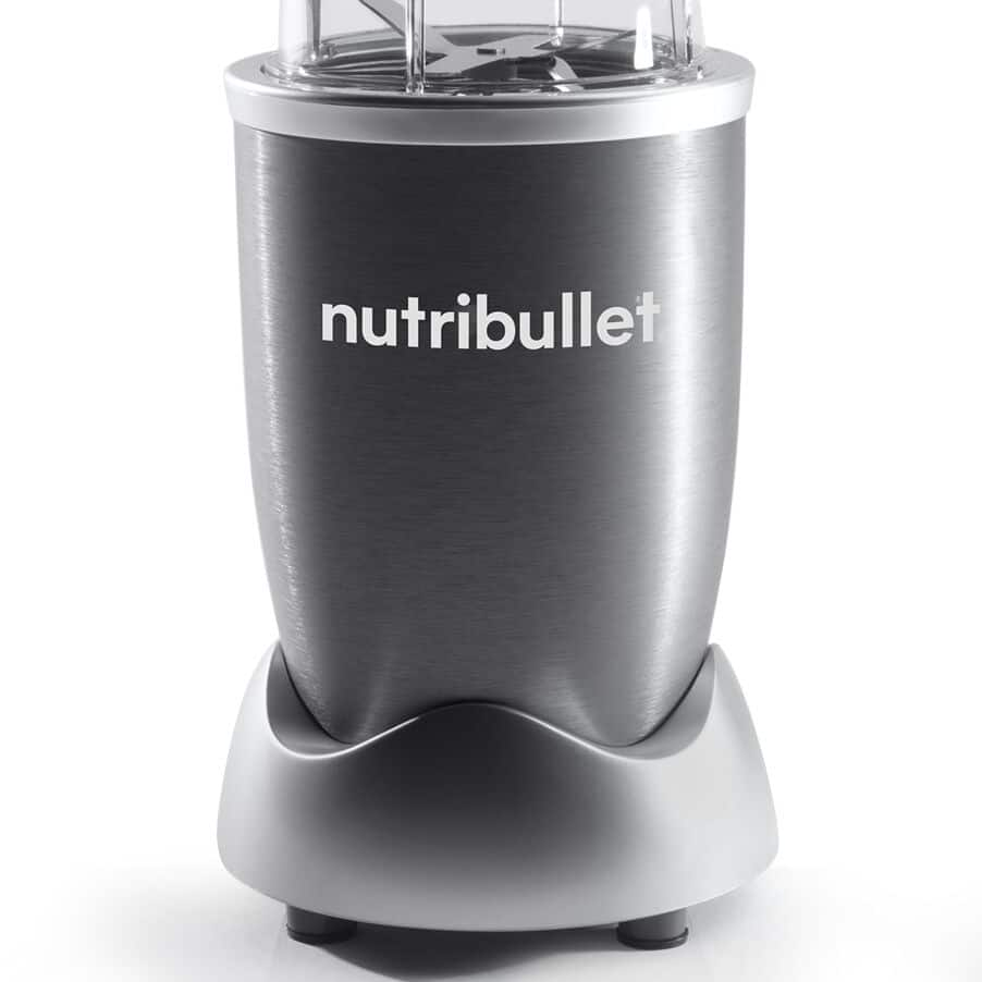 Egy ezüst Nutribullet turmixgép, melynek márkaneve jól látható az elején.