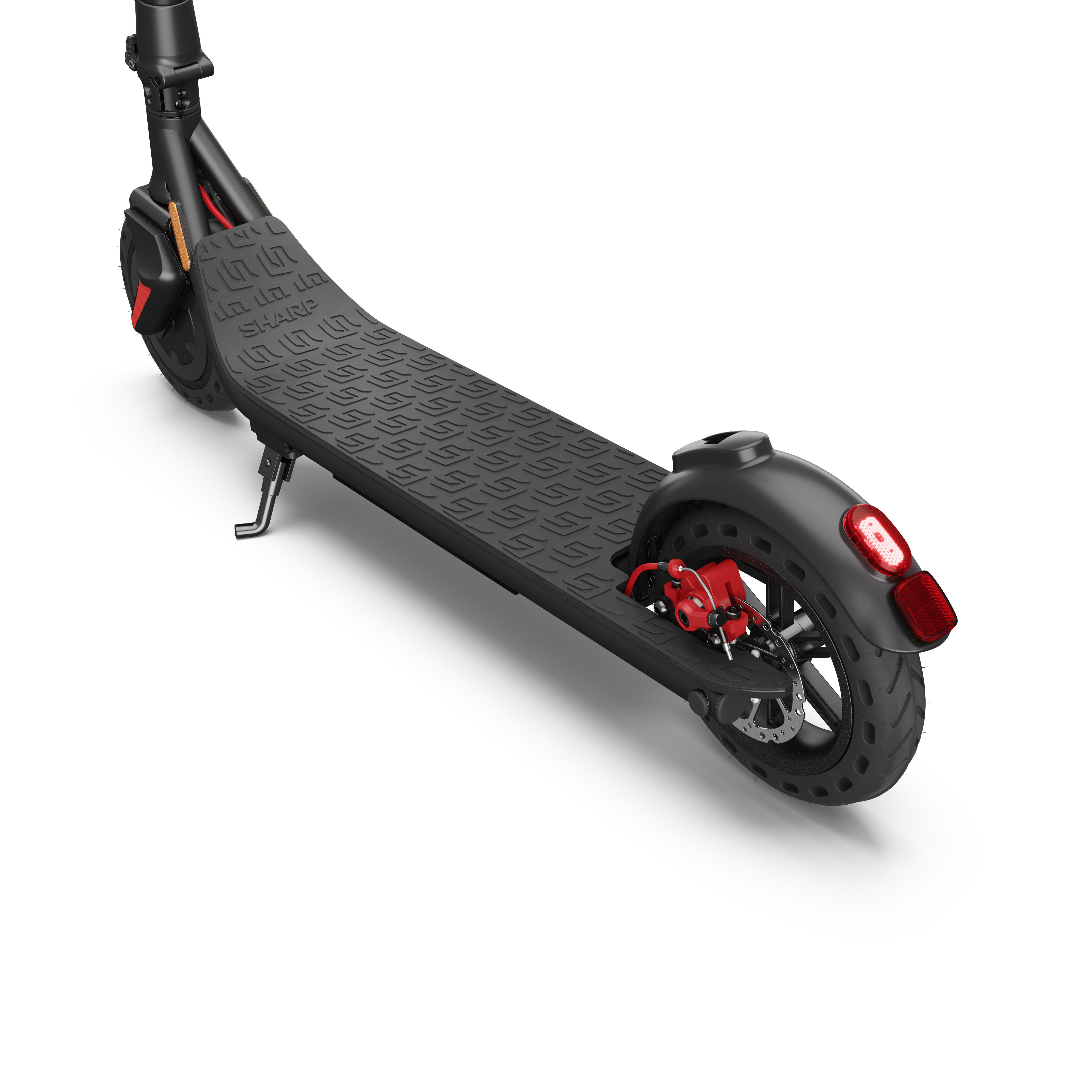 Ein schwarzer E-Scooter mit rotem Bremssattel und rotem Rücklicht auf weißem Grund.