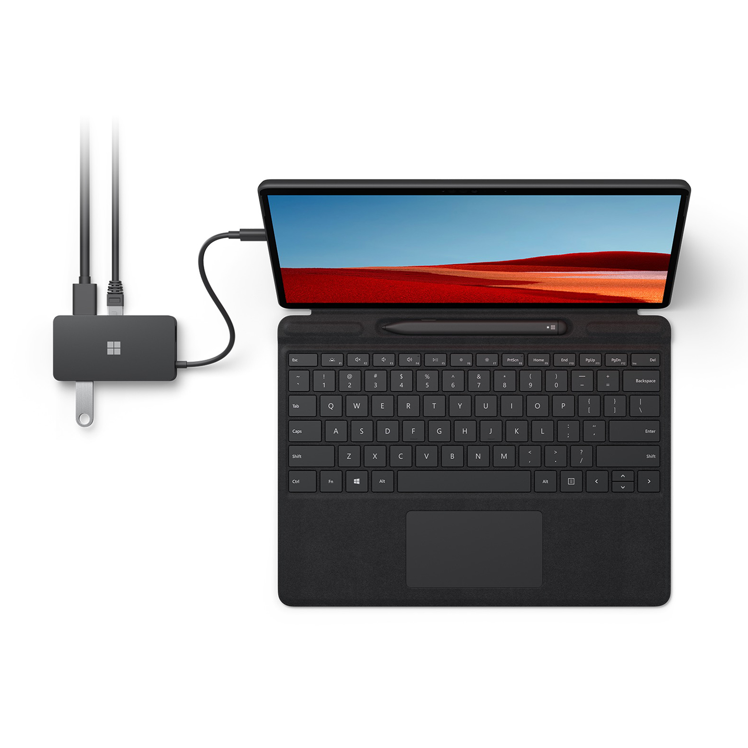 Un laptop con tastiera nera e hub collegato. Lo schermo mostra un cielo blu.