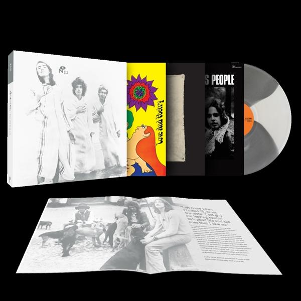 Album-Set: vier Albumcover und eine Vinyl-Schallplatte. Die Albumcover sind geöffnet.