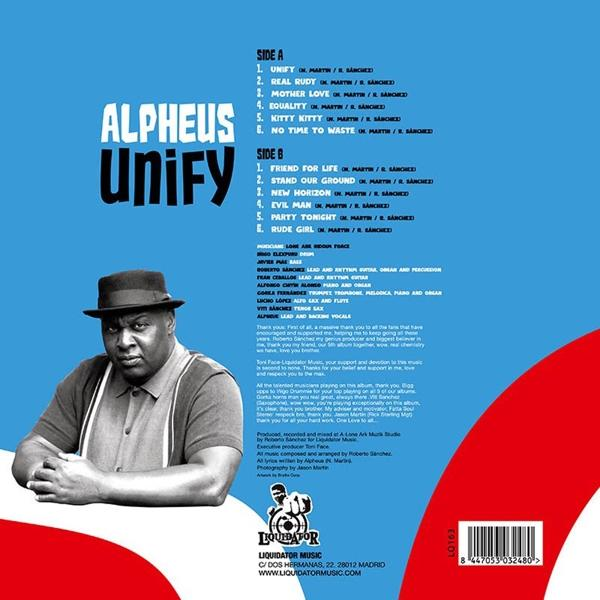 Ein Mann mit Hut blickt nach vorne. Links steht ALBUMS mit Titelliste. Rechts ist ein roter und weißer Bogen.