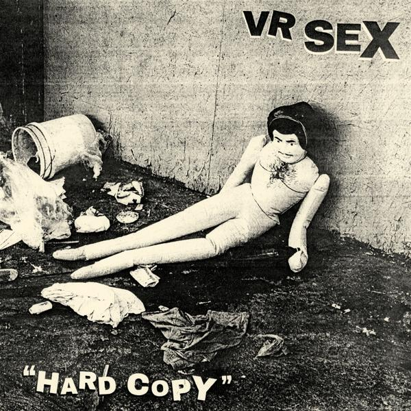 Bild mit Text "VR SEX" und "HARD COPY", eine Puppe in schmutziger Umgebung.