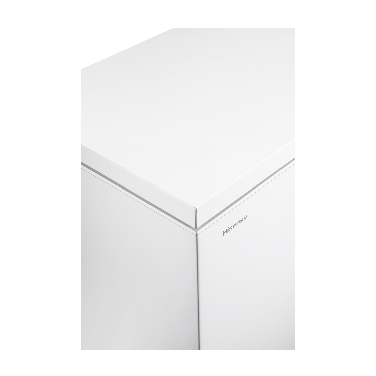 Primo piano di un congelatore Hisense bianco, che mostra l'angolo e il logo.