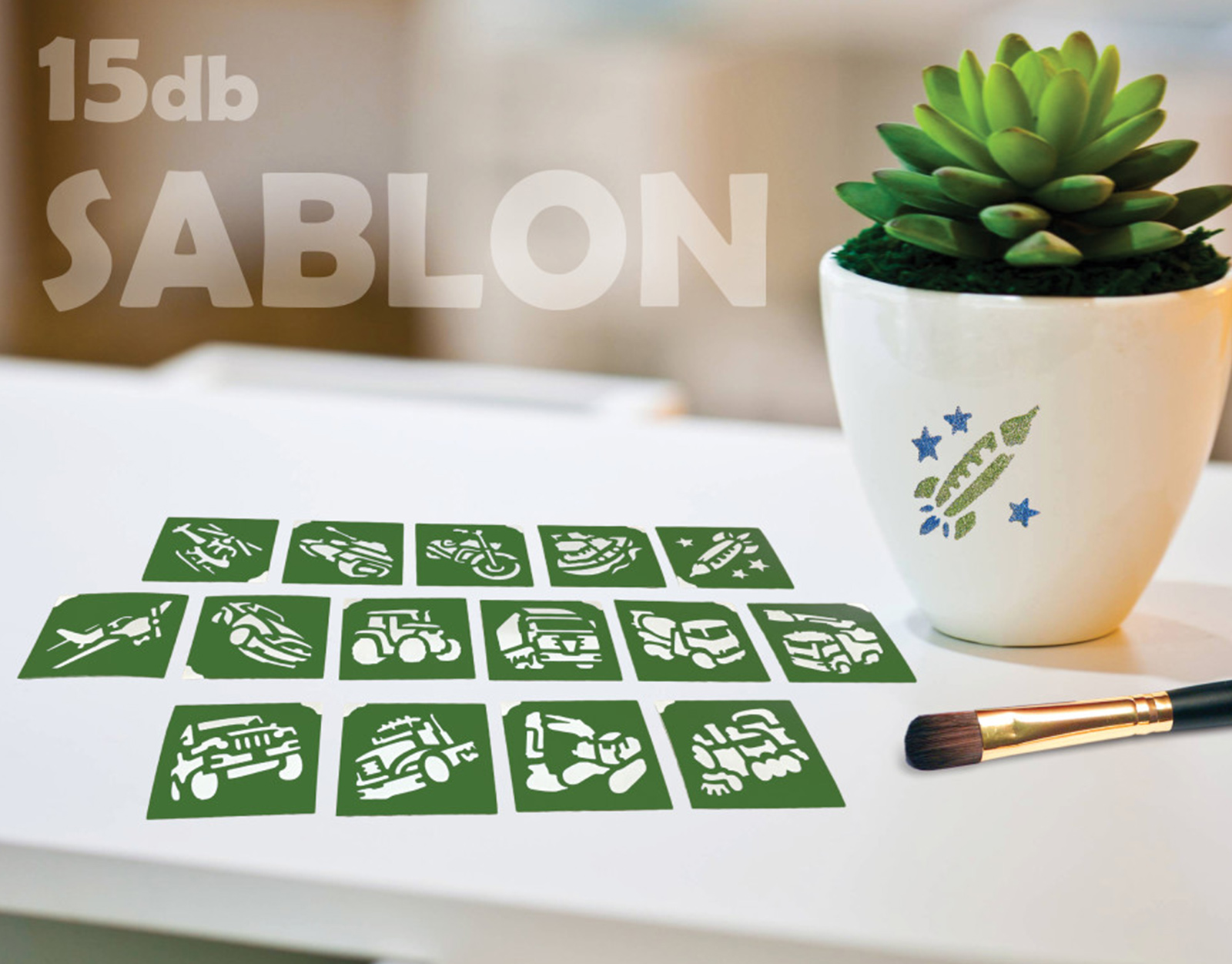 Sablonok és egy növény egy fehér asztalon. A háttérben a 'SABLON' felirat látható.