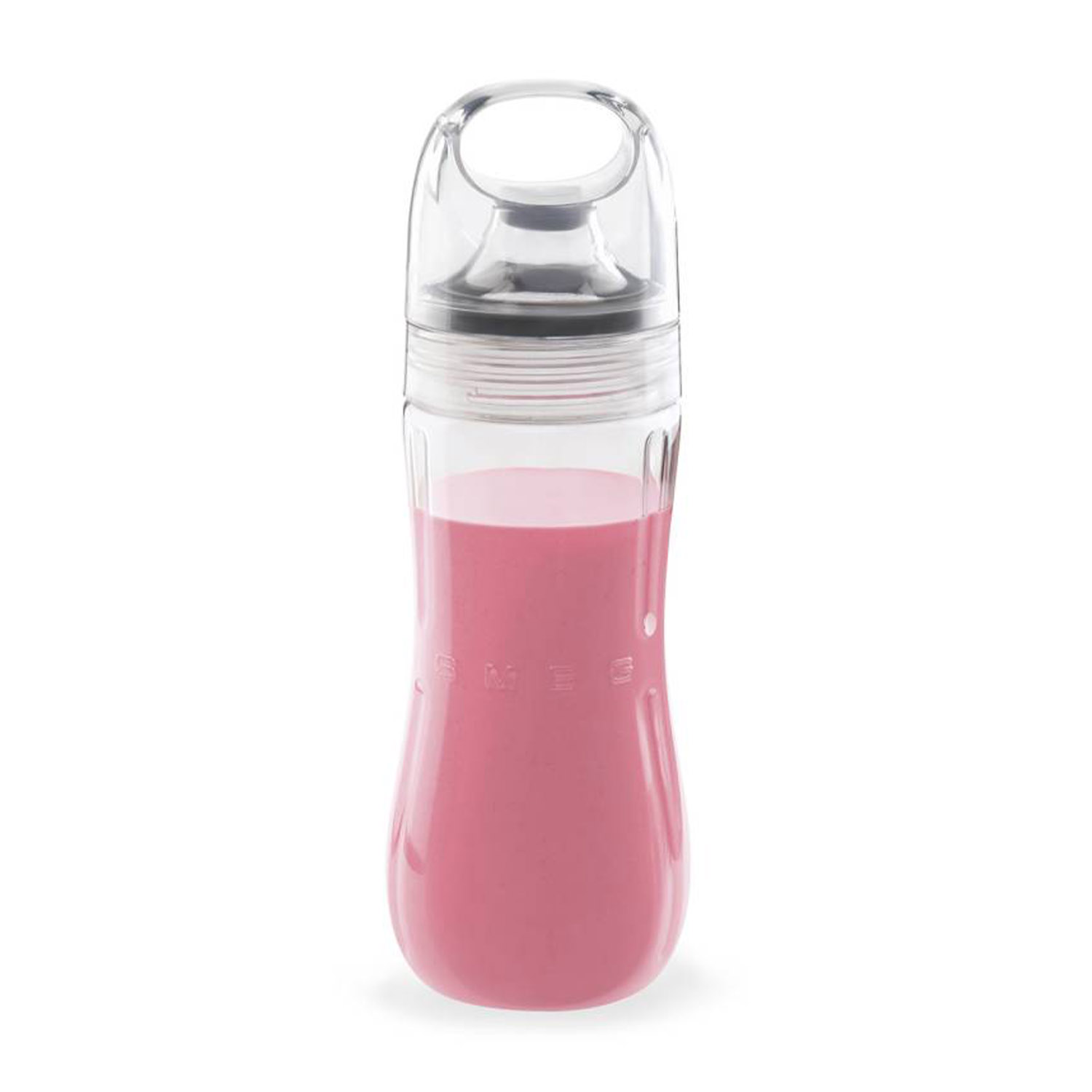 Bottiglia di frullato rosa con coperchio trasparente, isolata su sfondo bianco.