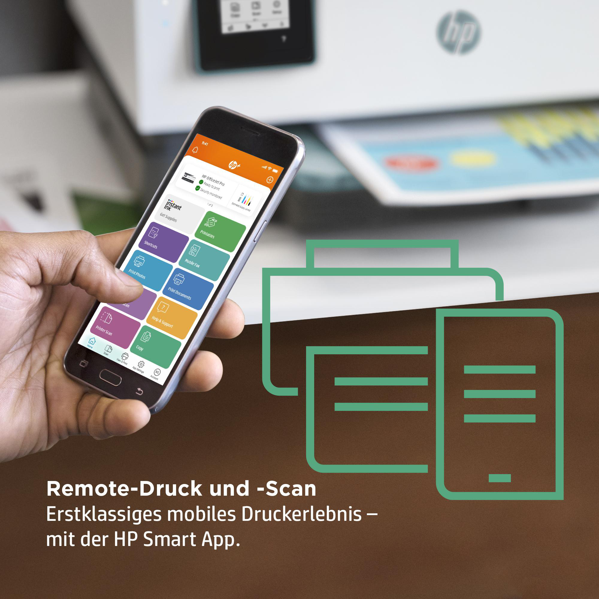 Ein Smartphone, das die HP-Drucker-App-Oberfläche neben einem Drucker zeigt.
