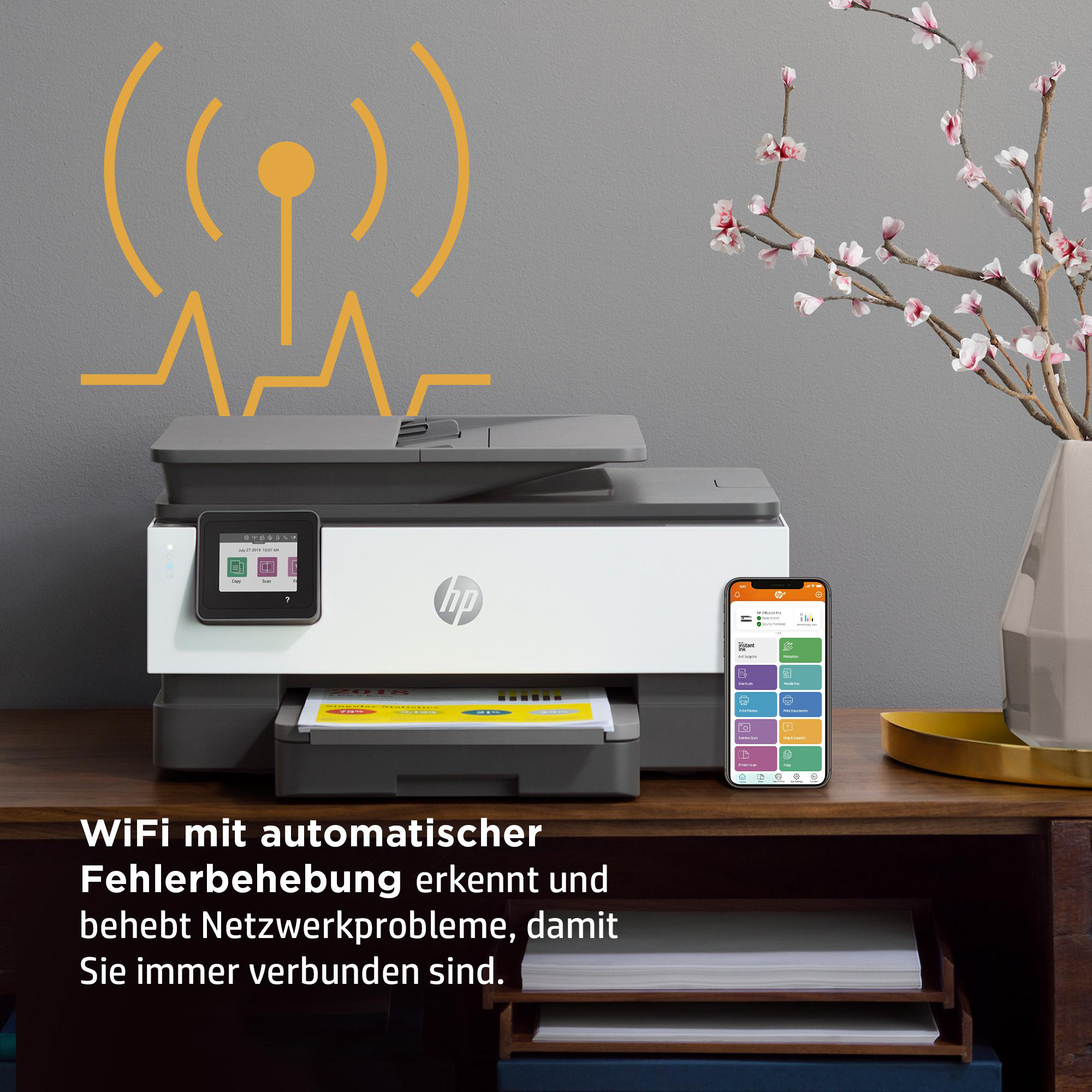 Drucker mit WLAN-Symbol und Telefon mit App. Holzschreibtisch mit Blumen.