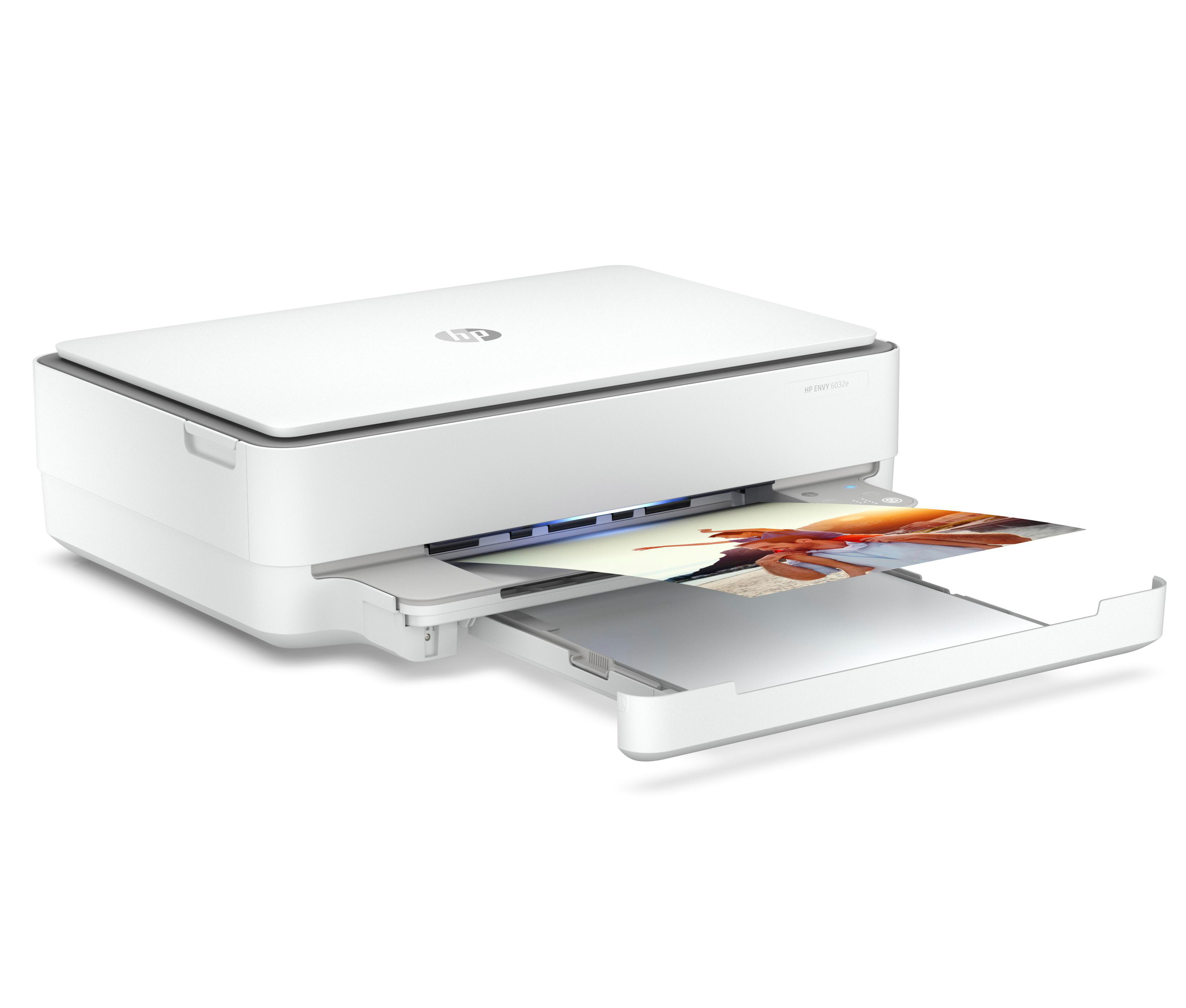 Weißer Drucker druckt ein Bild. Papier kommt aus dem Drucker.
